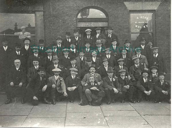 Stockport Image Archive - Group taken outside the Railway Hotel, Wellington Road North, 1922-23.